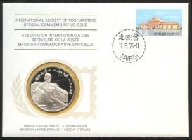 Kína 1975. "Dr. Sun Yat-sen" a Postamesterek gondozásában kiadott Ag(925) emlékérem 20g érmés, bélyeges borítékon, kínai bélyeggel, elsőnapi bélyegzővel, holland nyelvű ismertetővel T:PP  China 1975. "Dr. Sun Yat-sen" Ag(925) medallion (20g) / International Society of Postmasters - Medallic First Day Cover with Dutch information C:PP