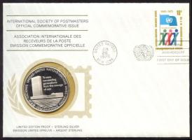 ENSZ 1975. "ENSZ 30 éves" a Postamesterek gondozásában kiadott Ag(925) emlékérem 20g érmés, bélyeges borítékon, ENSZ bélyeggel, elsőnapi bélyegzővel, holland nyelvű ismertetővel T:PP  United Nations 1975. "30th Anniversary of the United Nations" Ag(925) medallion (20g) / International Society of Postmasters - Medallic First Day Cover with Dutch information C:PP