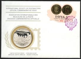 Tonga 1975. "Tonga Alkotmánya 100 éves" a Postamesterek gondozásában kiadott Ag(925) emlékérem 20g érmés, bélyeges borítékon, tongai bélyeggel, elsőnapi bélyegzővel, holland nyelvű ismertetővel T:PP  Tonga 1975. "100th Anniversary of the Constitution of Tonga" Ag(925) medallion (20g) / International Society of Postmasters - Medallic First Day Cover with Dutch information C:PP