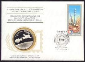 Szovjetunió 1975. "Apollo-Szojuz" a Postamesterek gondozásában kiadott Ag(925) emlékérem 20g érmés, bélyeges borítékon, szovjet bélyeggel, elsőnapi bélyegzővel, holland nyelvű ismertetővel T:PP  Soviet Union 1975. "Soyuz and Apollo" Ag(925) medallion (20g) / International Society of Postmasters - Medallic First Day Cover with Dutch information C:PP