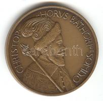 Tóth Sándor (1933-) 1988. "MÉE Hajdú-Bihar Megye / Somlyói Báthory Kristóf" Br emlékérem (...