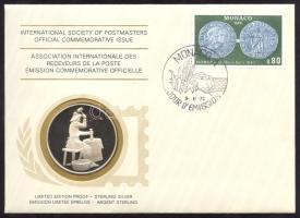 Monaco 1976. "Pénzverés" a Postamesterek gondozásában kiadott Ag(925) emlékérem 20g érmés, bélyeges borítékon, monacói bélyeggel, elsőnapi bélyegzővel, holland nyelvű ismertetővel T:PP  Monaco 1976. "First coins struck in Monaco" Ag(925) medallion (20g) / International Society of Postmasters - Medallic First Day Cover with Dutch information C:PP