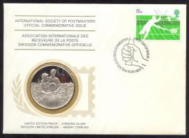 Nagy Britannia 1977. "Wimbledoni tenisztorna 100.évfordulója" a Postamesterek gondozásában kiadott Ag(925) emlékérem 20g érmés, bélyeges borítékon, brit bélyeggel, elsőnapi bélyegzővel, holland nyelvű ismertetővel T:PP  Great Britain 1977. "100th Anniversary of Wimbledon Lawn Tennis Champonships" Ag(925) medallion (20g) / International Society of Postmasters - Medallic First Day Cover with Dutch information C:PP