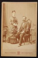 cca.1900 Mai és Társa Festészeti és Fényképészeti műterem: Házaspár műtermi portrei 11x16,5cm