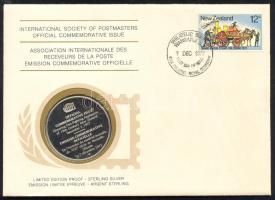 Új-Zéland 1977. "19.századi tűzoltó felszerelések" a Postamesterek gondozásában kiadott Ag(925) emlékérem 20g érmés, bélyeges borítékon, új-zélandi bélyeggel, elsőnapi bélyegzővel, holland nyelvű ismertetővel T:PP (boríték sérült) New Zealand 1977. "19th century fire fighting appliances" Ag(925) medallion (20g) / International Society of Postmasters - Medallic First Day Cover with Dutch information C:PP