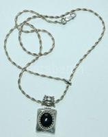 Ezüst lánc, ónix betétes medállal 11,73g