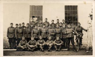 Hungarian soldiers group photo