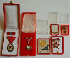 1963. Munka érdemrend bronz fokozata szalagsávval és miniatűrrel eredeti díszdobozban T:1- + Kiváló Dolgozó kitüntetés + Kiváló Munkáért kitüntetés  + Vendéglátóipari törzsgárda jelvény + Úttörő olimpia díjérem, dísztokban mindegyik T:1,2