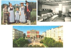 78 db színes és fekete-fehér külföldi városképes lap, főleg európai városokról illetve 2 db képeslapfüzet és 4 db leporello füzet