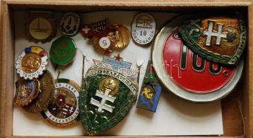 18db különféle jelvény, kitűző, plakett kis fadobozban, közte zománcozott "61 Rokkantalap" jelvény + 1938. "Eucharisztikus Kongresszus-Budapest" kitűző + sapkajelvények T:vegyes