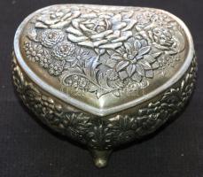 Szív alakú díszes ón ékszeres ládika 10x9cm