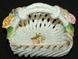 Rózsákkal díszített fonott porcelán kosárka / Braided chinaware basket 14x12cm