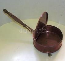 Oroszlánlábakon álló réz kávépörkölő fa nyéllel 33x15cm