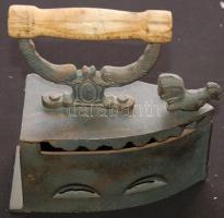 Régi kakassal díszített vasaló fa nyéllel 20cm-es vasalófelülettel