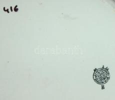 Mintás porcelán mosdótál és egy kancsó (sérült) /
Chinaware wash-bowl and jug (damaged) 10x32cm, 29c...