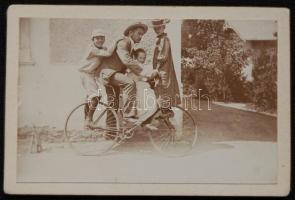 1898 Bicikliző családot ábrázoló keményhátú fotó 9x6 cm