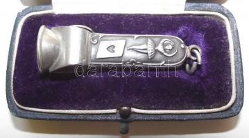 Ezüst (Ag) nyelű díszített szivarvágó tokjában /
Cigar-cutter with decorated silver handle in case 1...