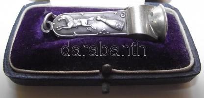 Ezüst (Ag) nyelű díszített szivarvágó tokjában /
Cigar-cutter with decorated silver handle in case 1...