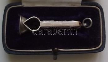 Ezüst (Ag) nyelű díszített szivarvágó tokjában /
Cigar-cutter with decorated silver handle in case 1...