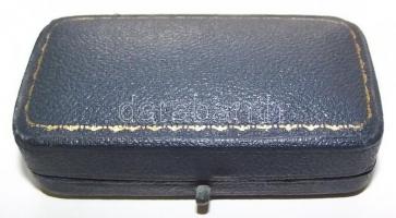 Ezüst (Ag) nyelű díszített szivarvágó tokjában /
Cigar-cutter with decorated silver handle in case 1...