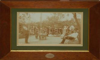 cca 1890 Kintornás és közönsége, fotó igényes üvegezett fakeretben / Organ grinder with his audience, photo with glass cover and nice wooden frame 35,5x28,5 cm