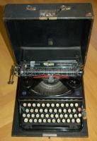 cca 1930 Triumph hordozható írógép eredeti tokkal, szép állapotban /