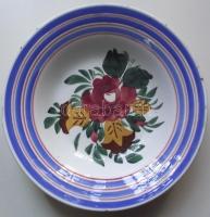 cca 1900 Kézzel festett mázas Hollóházi kerámia falitányér benyomott házas jelzéssel, nem látható sérülés a hátoldalán / Folklore handpainted ceramic plate with fault on the back d: 23cm