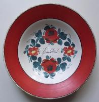 cca 1900 Kézzel festett mázas Hollóházi kerámia falitányér benyomott házas jelzéssel, peremén lepattogzásokkal / Folklore handpainted ceramic plate, faults on the edge d: 23cm