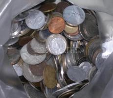 Vegyes magyar és külföldi forgalmi fémpénz tétel 2kg-os súlyban T:vegyes