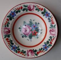 cca 1900 Kézzel festett mázas Hollóházi kerámia falitányér benyomott jelzéssel, kis lepattogzásokkal / Folklore handpainted ceramic plate with minor abrasions d: 23cm