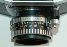 NSZK gyártmányú fényképezőgép fényerősség 2,8 + Hanimex X150 típusú vaku /
DDR photo camera + Hanime...