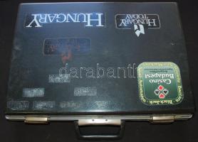 Egy aktatáska teli klf játékautóval