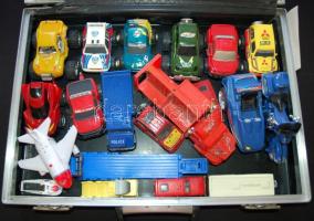 Egy aktatáska teli klf játékautóval