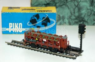 Piko ME 145 típusú vasút modell és egy jelzőlámpa tehervagon eredeti dobozában /  Piko modell train and signalic lamp