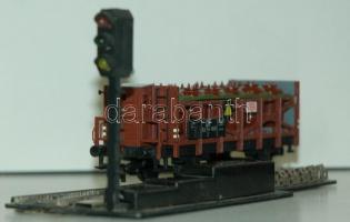 Piko ME 145 típusú vasút modell és egy jelzőlámpa tehervagon eredeti dobozában / 
Piko modell train ...