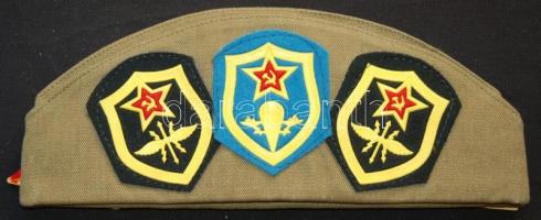 Szovjet katonai sapka 25 db fegyvernemi és katonai sport jelvénnyel és 3 db fegyvernemi karjelzéssel...