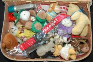 Jó állapotú régi uzsonnatáska teli klf. kulcstartóval