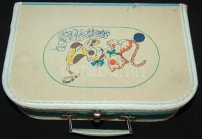 Jó állapotú régi uzsonnatáska teli klf. kulcstartóval