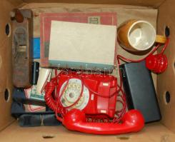 Vegyes bolha tétel, benne: jó állapotú piros tárcsás telefon, japán gyártmányú rádió órával és számológéppel, gyalu (penge nélkül), `45 előtti könyvek, stb.