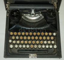 cca 1930 Hordozható írógép eredeti tokban jó állapotban /
Vintage typewriter in good shape