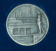 ~1970. "Csepel Vas- és Fémművek Budapest" fém emlékérem (70mm) eredeti dísztokban + Csepel...