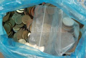 2kg tömegű, jórészt magyar 1 és 2Ft-os alumínium pénzek és 45db külföldi érme, valamint 15db régi és...