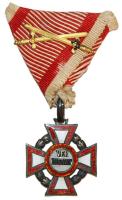 1916-1918. "A Katonai Érdemkereszt III. Osztálya hadidíszítménnyel és kardokkal" kitüntetés T:2- /  Hungary 1916-1918. "Cross for Military Merit, III class, with war decoration on war ribbon" with crossed swords C:VF