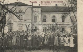 Veszprém, Irgalmas nővérek zárdája, udvari részlet diákokkal (pinhole)