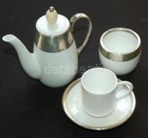 cca 1920 Porcelán kávéskészlet vastag ezüst lemezzel díszítve. Az ezüstön Monarchia kori fémjel és `JB` mesterjel, a porcelánon festett saargemündi jelzés. Hibátlan, hiányos (1 személyre)