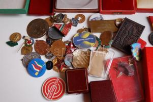 Egy zacskó jelvény, kitüntetés és dobozok T:vegyes