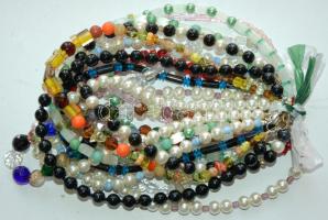 Bizsu tétel: 13db klf gyöngylánc, 1db karneol gyűrű, 1 pár mandzsettagomb, 1db üveg buddhafej-medál, sálgyűrű