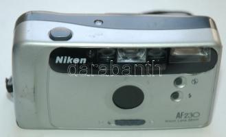 Nikon AF230 típusú elemes analóg fényképezőgép saját tokjában /
Photo camera, analog