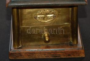 Szép állapotú régi fém és fa kávédaráló /
Vintage coffee grinder in good condition 18cm