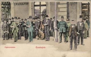 Érsekújvár railway station gypsy band (b)